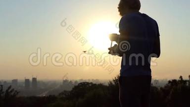 聪明的摄影师在太阳落山时使用飞行的四翼飞行器